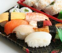 El SushiBot prepara 400 rollos de Sushi en una hora, con ayuda de un operador